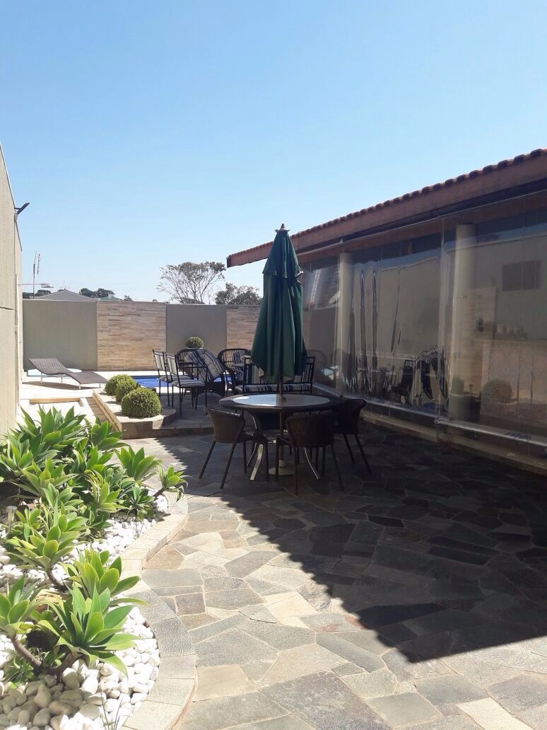 CASA, 4 qtos (2 st), 450 m².